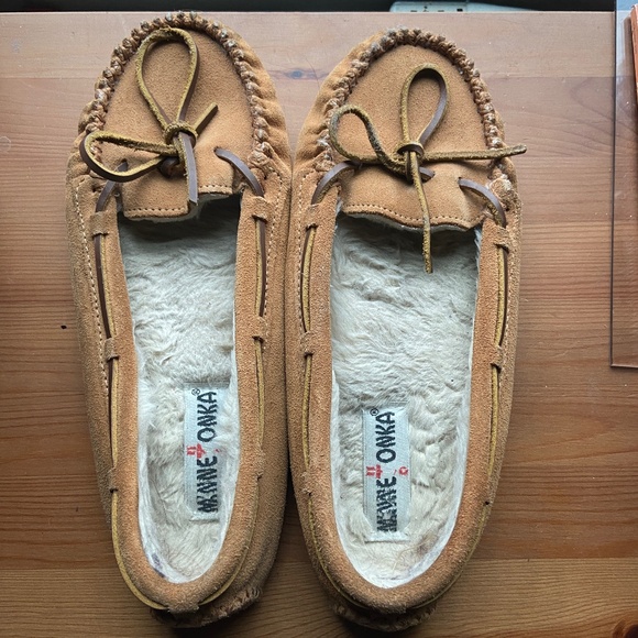 Minnetonka Women’s Sz 10 Moccasin Slippers Tan Suede Faux Fur Lined Indoor Shoe - Picture 1 of 4
